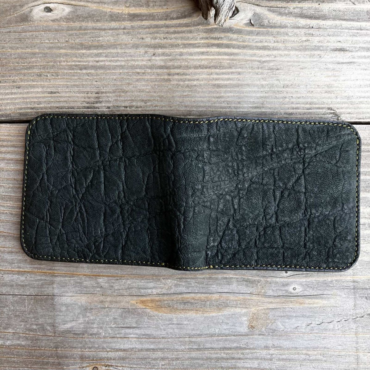 画像4: 【一点限り／アウトレット】象革×姫路ヌメ革 二つ折り札入れカードケース｜深緑×カーキの極上バランス (4)