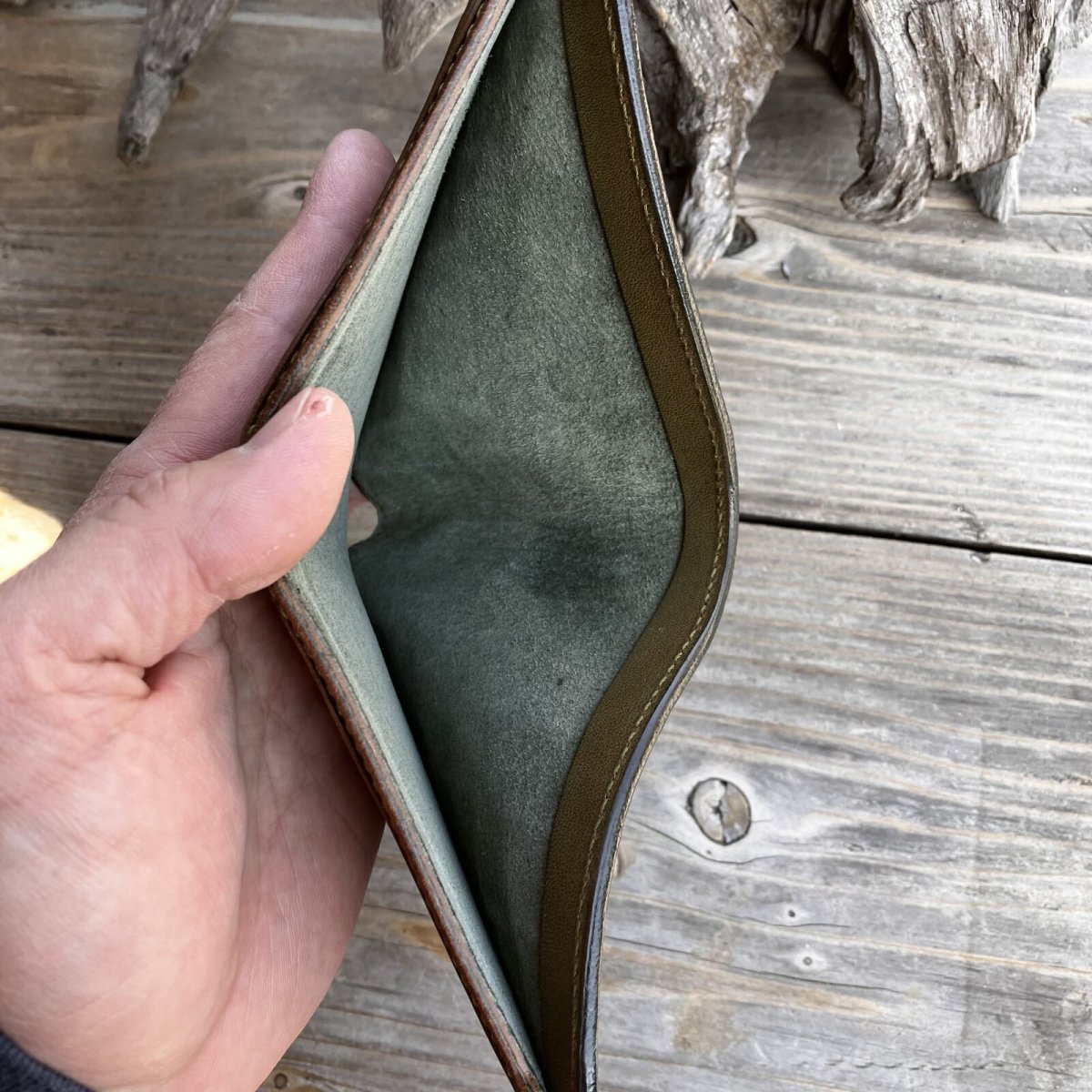 画像7: 【一点限り／アウトレット】象革×姫路ヌメ革 二つ折り札入れカードケース｜深緑×カーキの極上バランス (7)