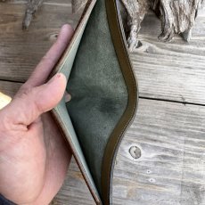 画像7: 【一点限り／アウトレット】象革×姫路ヌメ革 二つ折り札入れカードケース｜深緑×カーキの極上バランス (7)