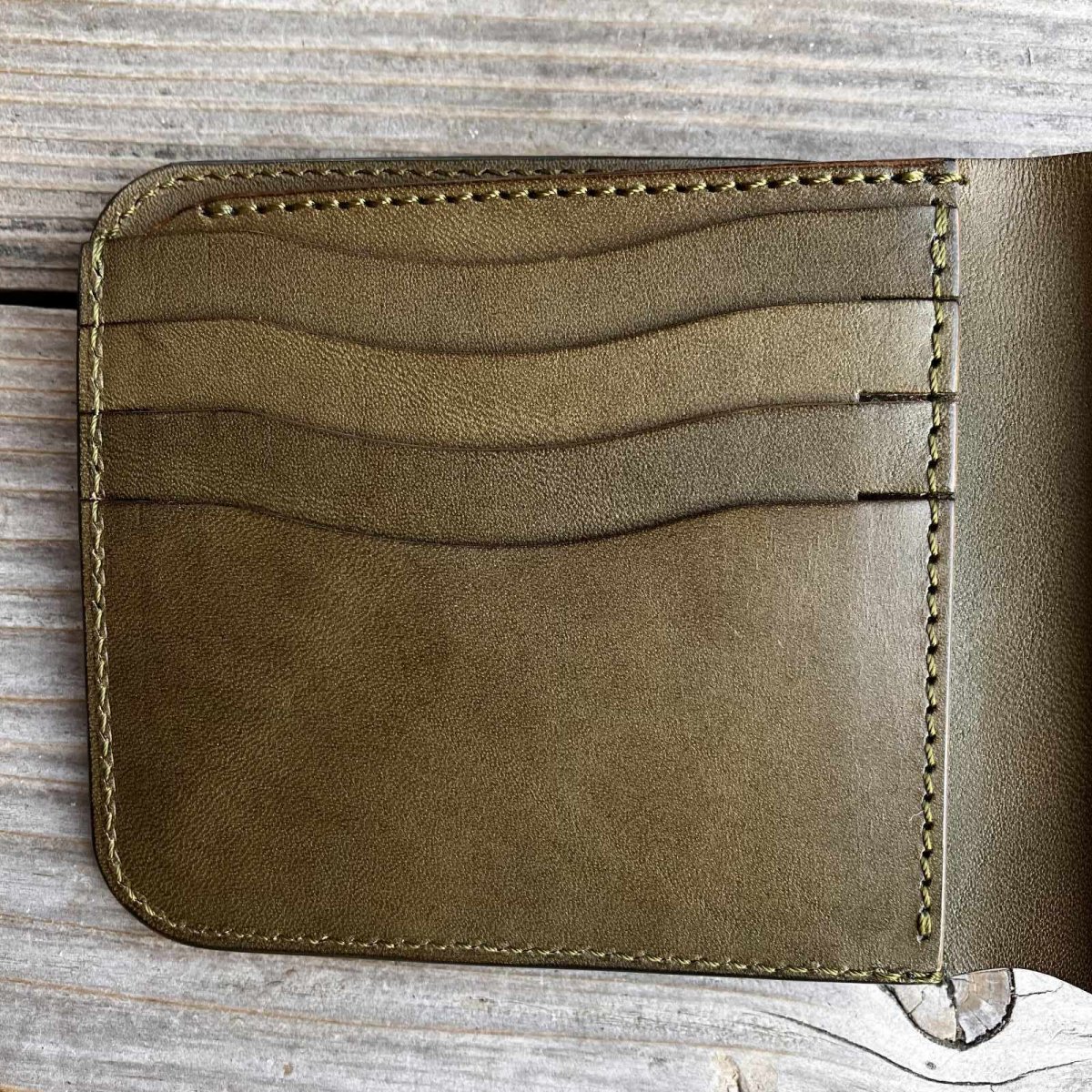 画像9: 【一点限り／アウトレット】象革×姫路ヌメ革 二つ折り札入れカードケース｜深緑×カーキの極上バランス (9)