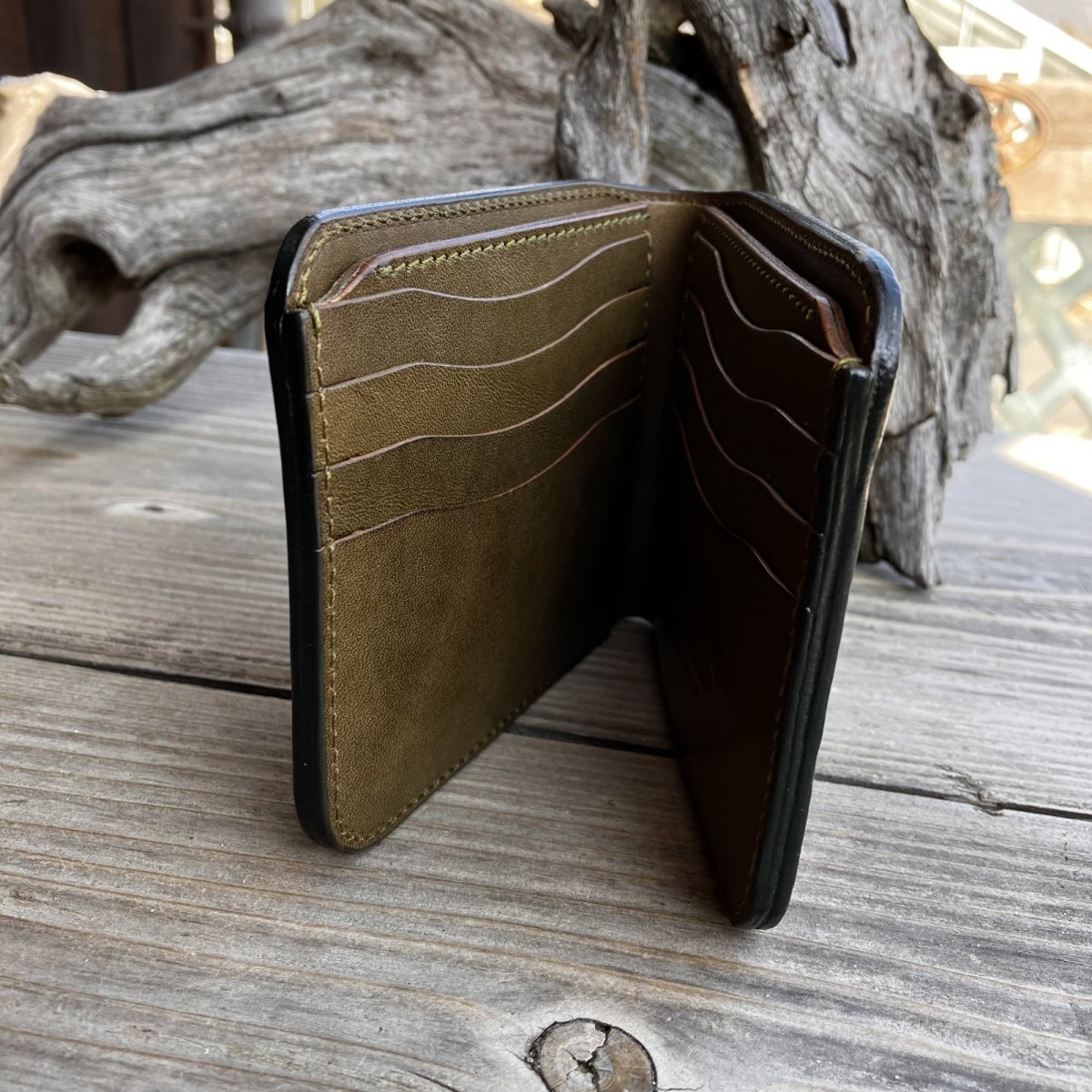 画像6: 【一点限り／アウトレット】象革×姫路ヌメ革 二つ折り札入れカードケース｜深緑×カーキの極上バランス (6)