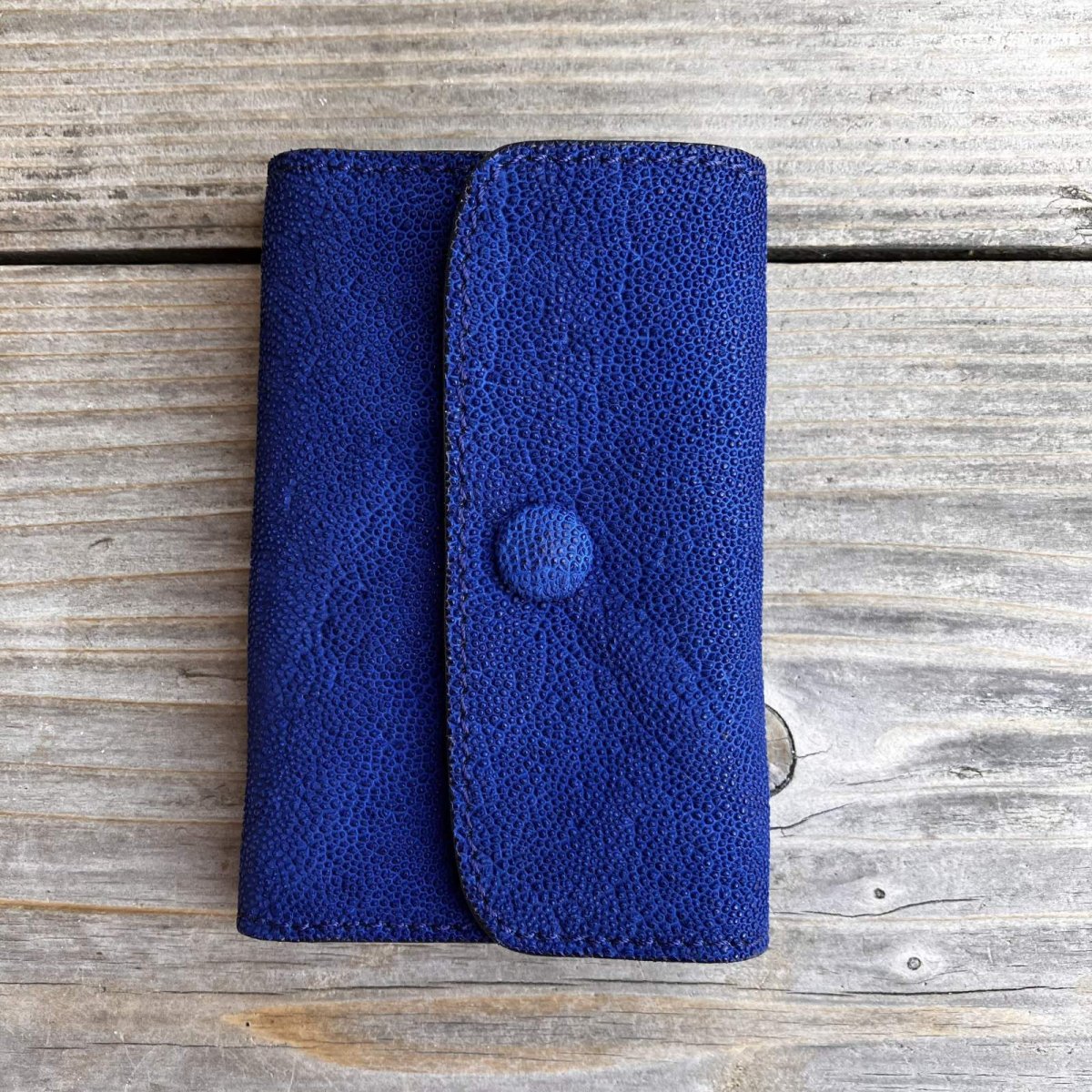 画像1: 【20%OFFアウトレット】希少な象革（エレファント）多機能5連キーケース｜鮮やかなロイヤルブルー｜カード・お札・スマートキー収納可 (1)