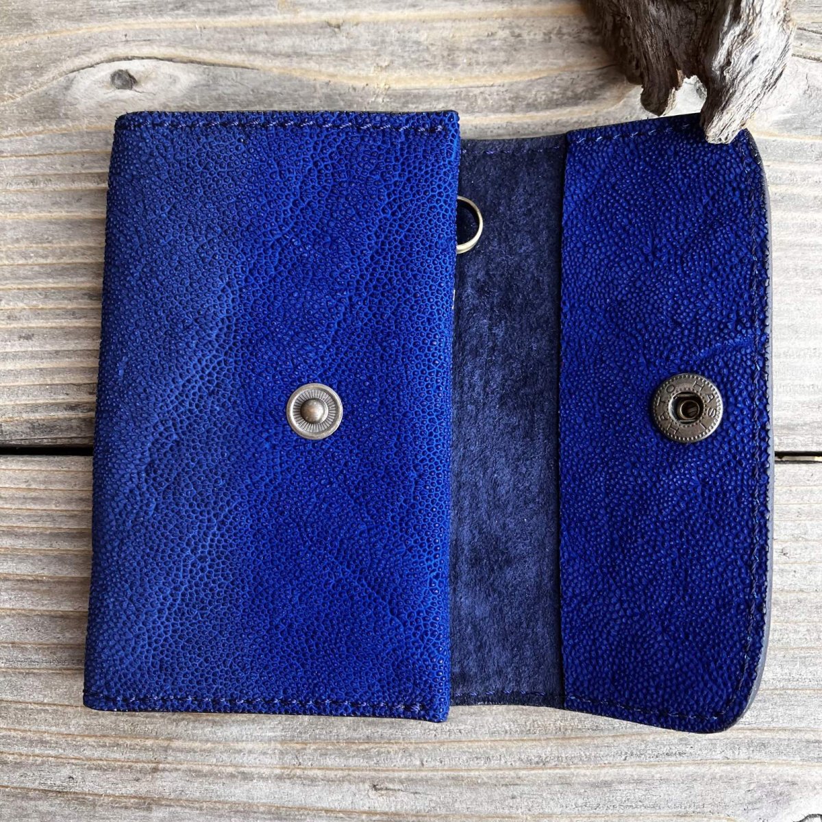画像3: 【20%OFFアウトレット】希少な象革（エレファント）多機能5連キーケース｜鮮やかなロイヤルブルー｜カード・お札・スマートキー収納可 (3)