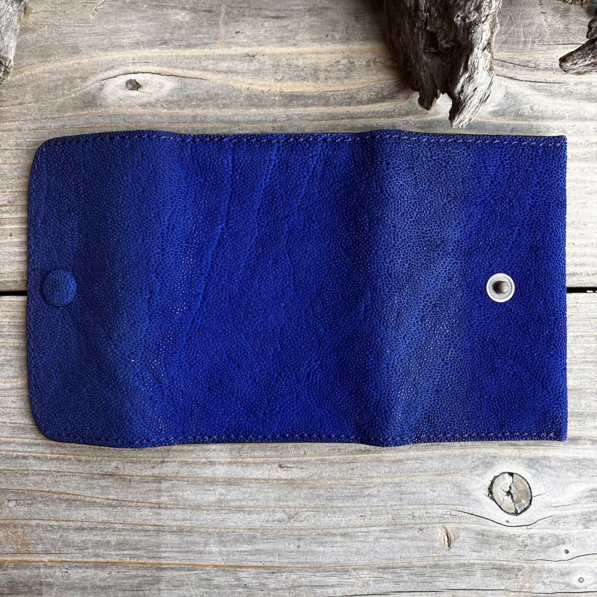 画像4: 【20%OFFアウトレット】希少な象革（エレファント）多機能5連キーケース｜鮮やかなロイヤルブルー｜カード・お札・スマートキー収納可 (4)