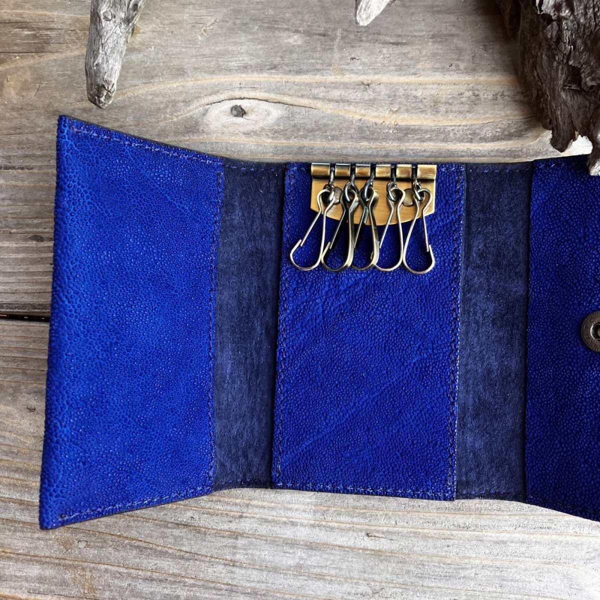 画像6: 【20%OFFアウトレット】希少な象革（エレファント）多機能5連キーケース｜鮮やかなロイヤルブルー｜カード・お札・スマートキー収納可 (6)