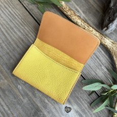 画像2: 【18周年感謝・アウトレット最大３０％OFF】本革名刺入れ（イエロー＆キャメル） (2)