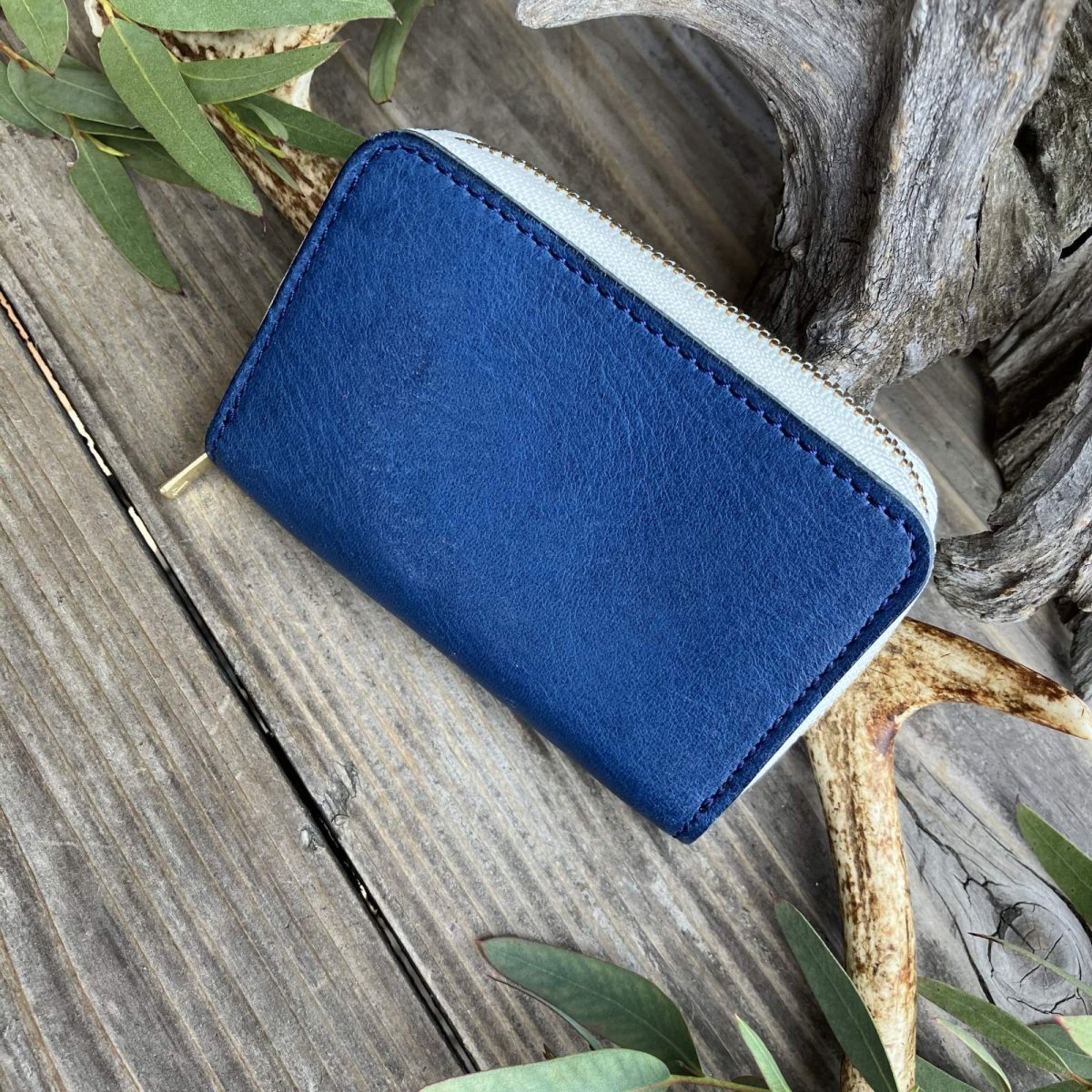 画像2: 【18周年感謝・幻のプロトタイプ特別放出】岩手県産 鹿革（ブルー）ラウンドファスナーミニウォレット (2)
