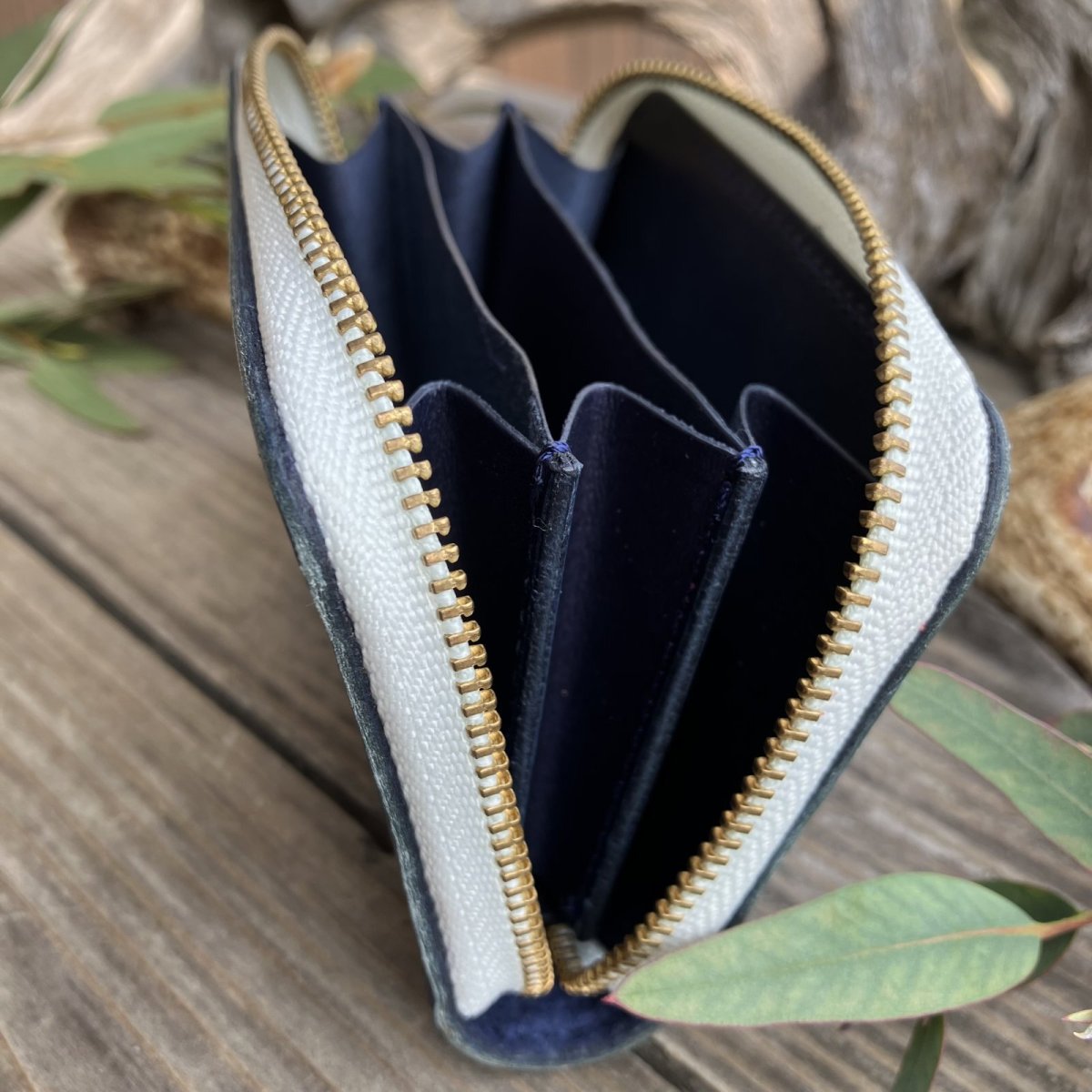 画像5: 【18周年感謝・幻のプロトタイプ特別放出】岩手県産 鹿革（ブルー）ラウンドファスナーミニウォレット (5)