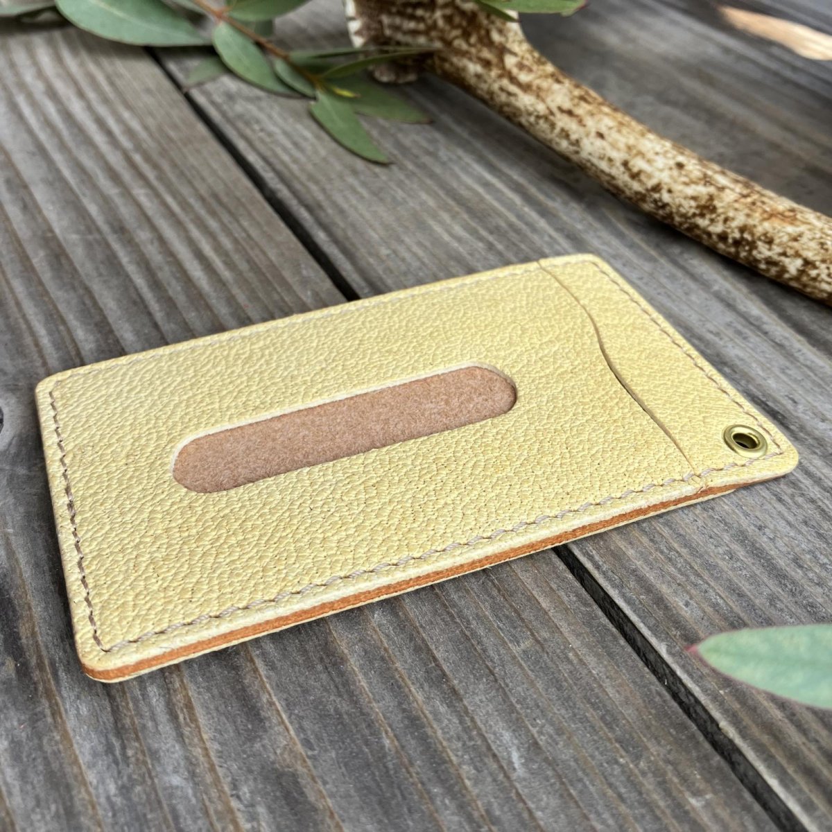 画像3: 【18周年感謝・アウトレット最大30％OFF】ツキノワグマ革 パスケース / カードケース（ベージュ） (3)