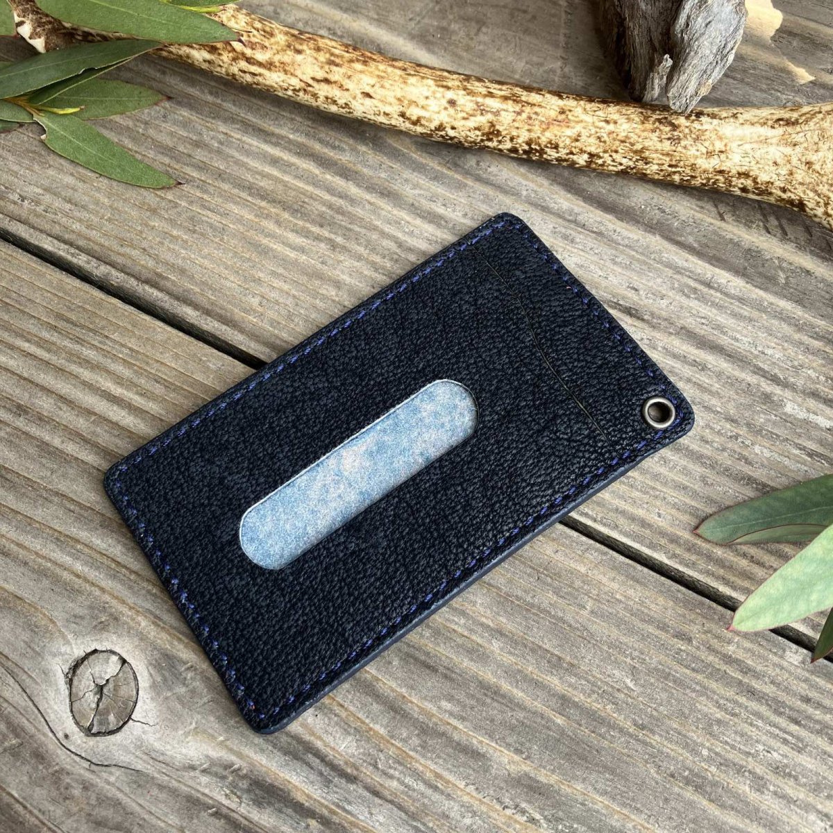 画像1: 【18周年感謝・アウトレット最大30％OFF】ツキノワグマ革 パスケース / カードケース（ブラック） (1)