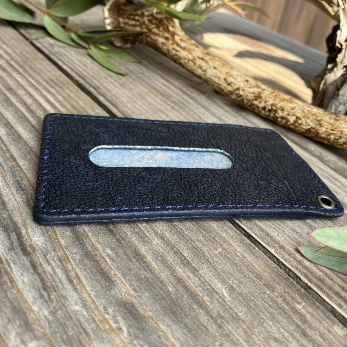 画像3: 【18周年感謝・アウトレット最大30％OFF】ツキノワグマ革 パスケース / カードケース（ブラック） (3)