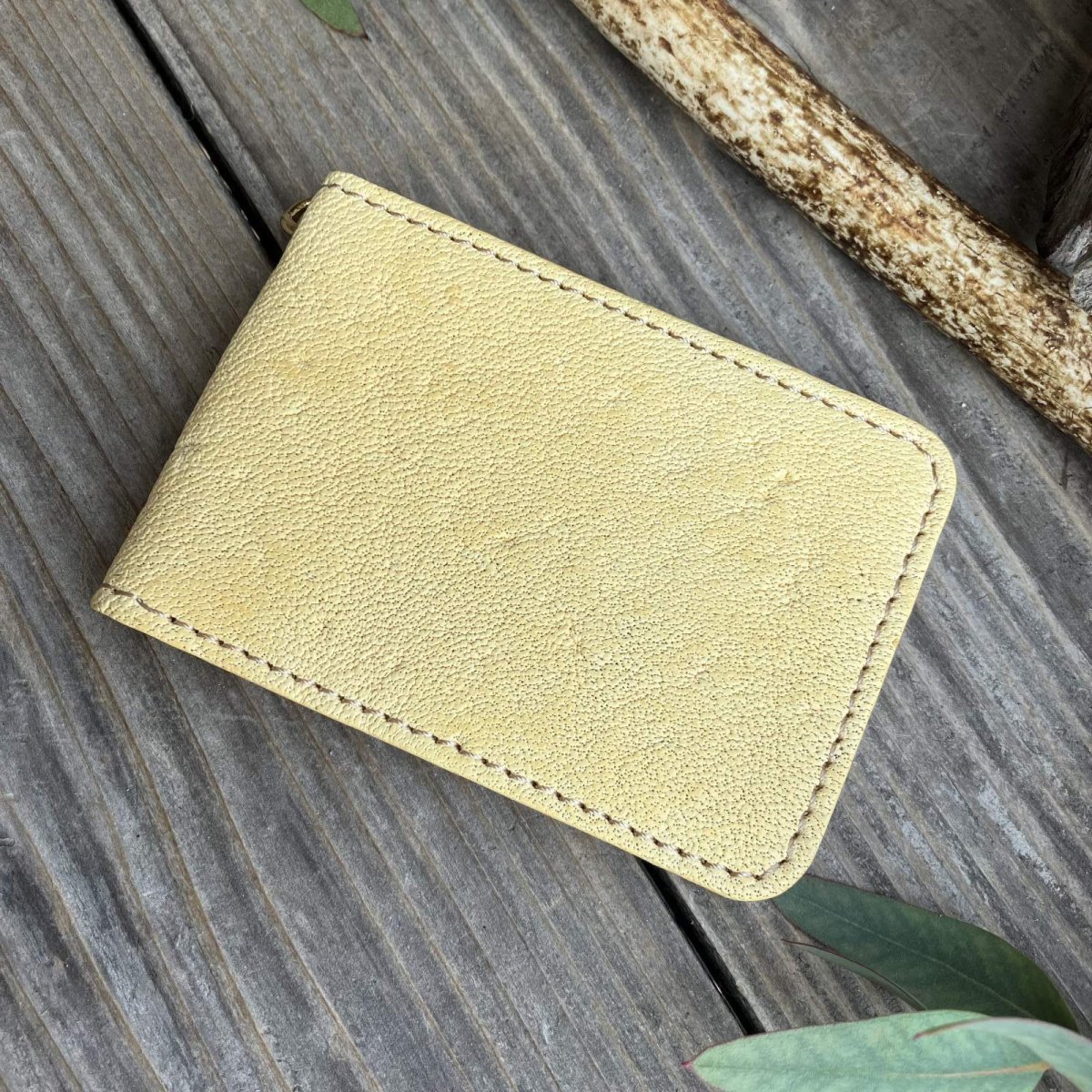 画像1: 【18周年感謝・アウトレット最大30％OFF】ツキノワグマ革 二つ折りパスケース（ベージュ） (1)