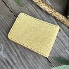 画像2: 【18周年感謝・アウトレット最大30％OFF】ツキノワグマ革 二つ折りパスケース（ベージュ） (2)