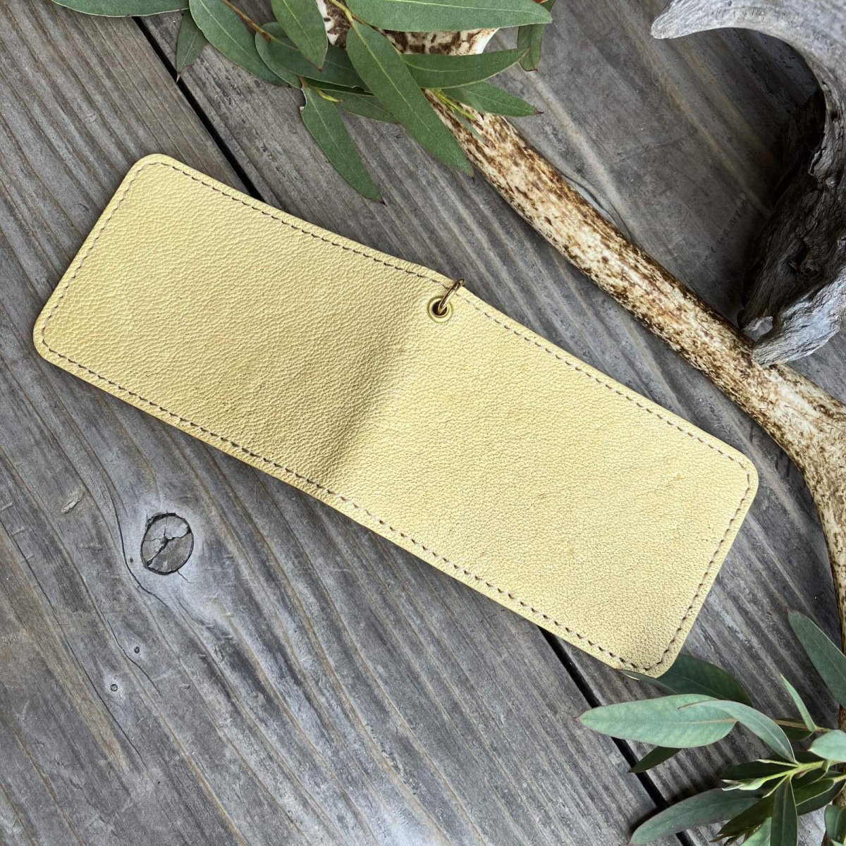 画像4: 【18周年感謝・アウトレット最大30％OFF】ツキノワグマ革 二つ折りパスケース（ベージュ） (4)