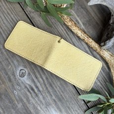 画像4: 【18周年感謝・アウトレット最大30％OFF】ツキノワグマ革 二つ折りパスケース（ベージュ） (4)