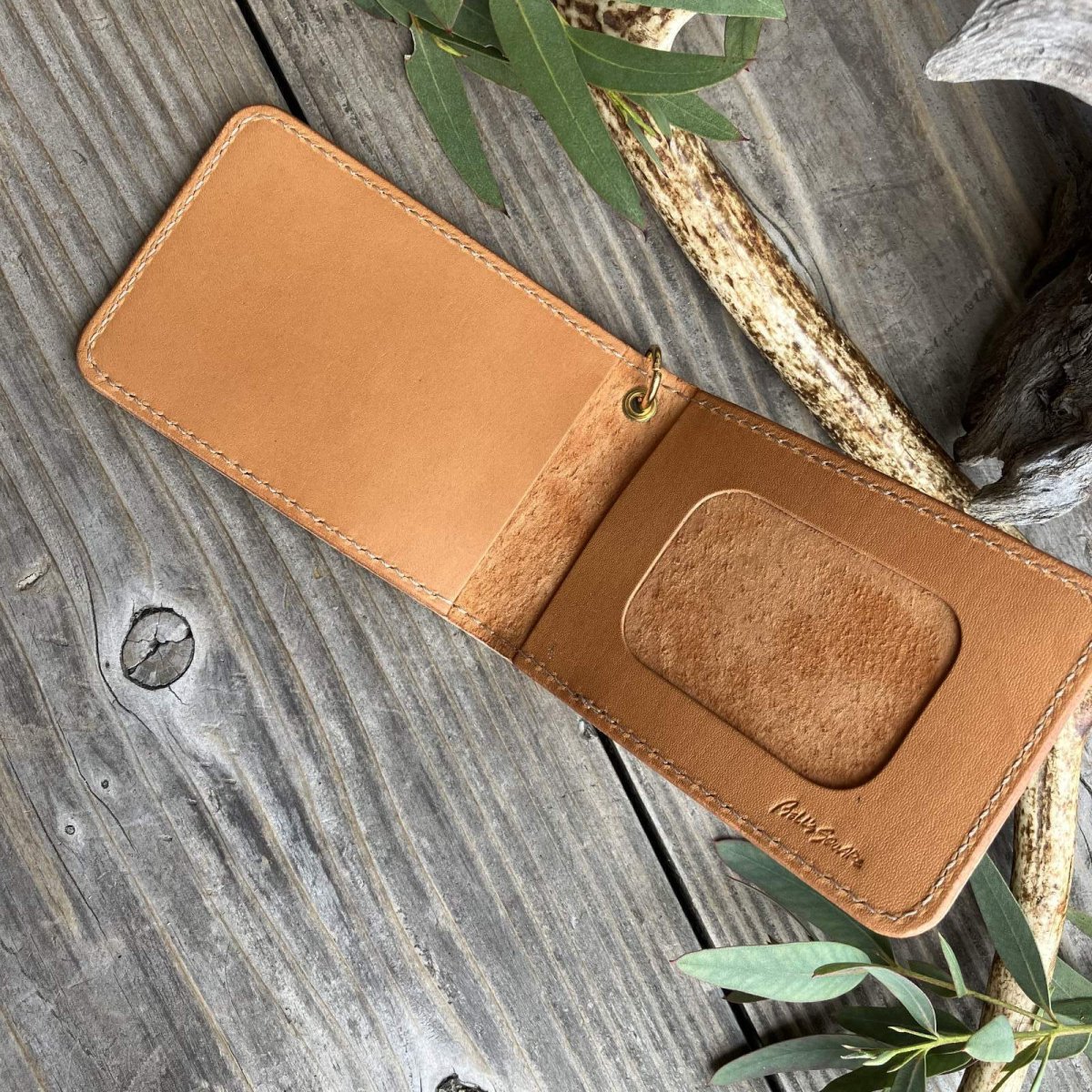 画像3: 【18周年感謝・アウトレット最大30％OFF】ツキノワグマ革 二つ折りパスケース（ベージュ） (3)