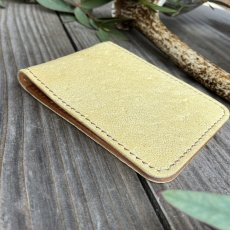 画像5: 【18周年感謝・アウトレット最大30％OFF】ツキノワグマ革 二つ折りパスケース（ベージュ） (5)