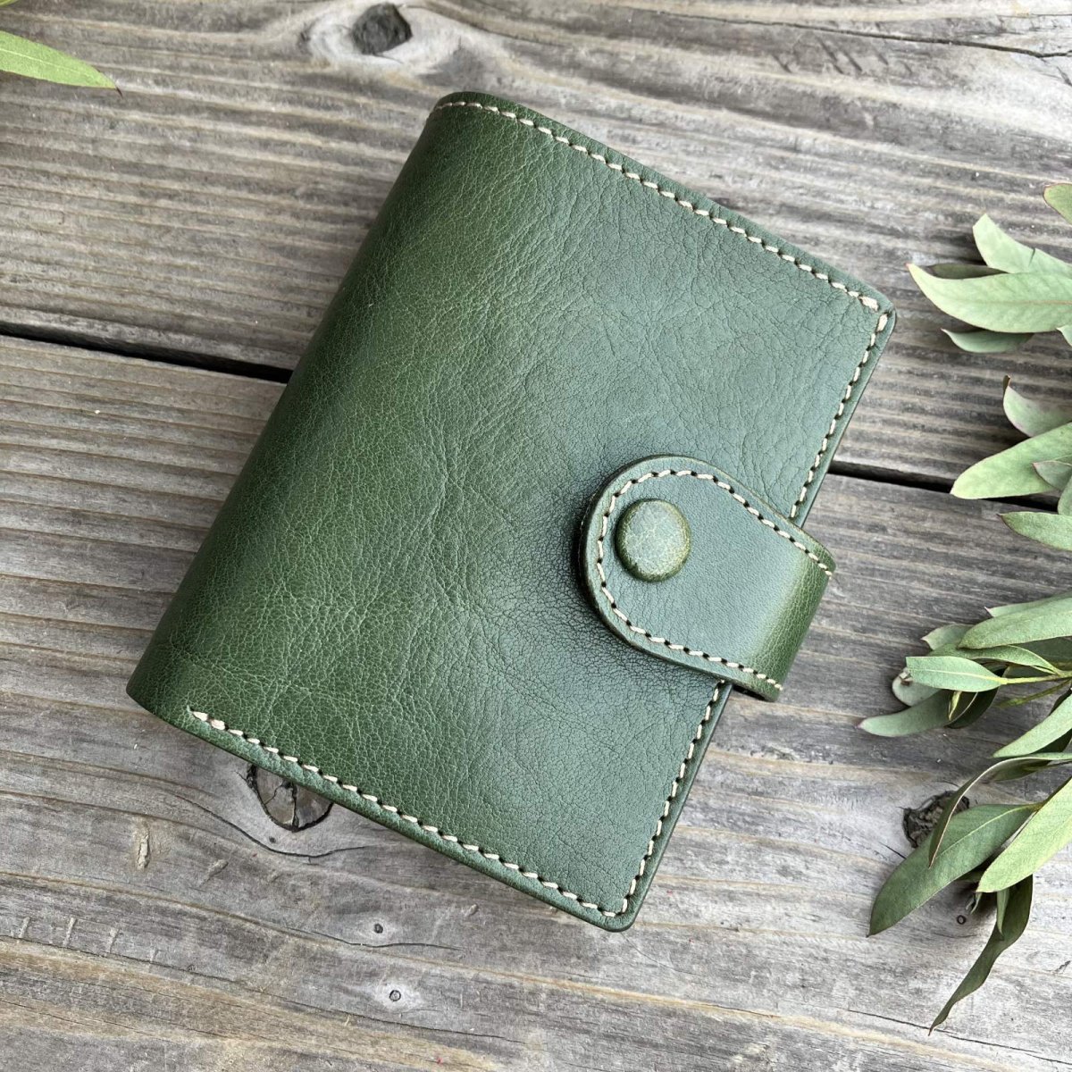 画像1: 【アウトレット最大30%OFF】小さくてもしっかり収納！小さなバッグにぴったり！コンパクト二つ折り財布グリーン (1)