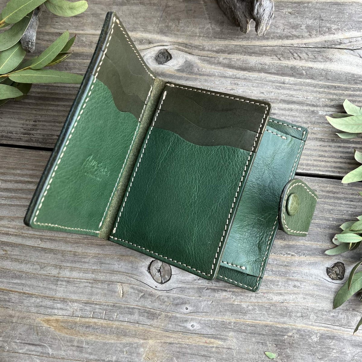 画像2: 【アウトレット最大30%OFF】小さくてもしっかり収納！小さなバッグにぴったり！コンパクト二つ折り財布グリーン (2)
