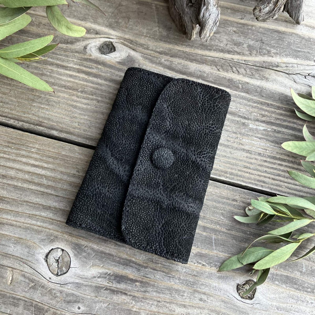 画像1: 【アウトレット最大30%OFF】希少な象革（エレファント）多機能６連キーケース｜漆黒のブラック｜カード・お札・スマートキー収納可 (1)