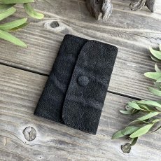 画像1: 【アウトレット最大30%OFF】希少な象革（エレファント）多機能６連キーケース｜漆黒のブラック｜カード・お札・スマートキー収納可 (1)