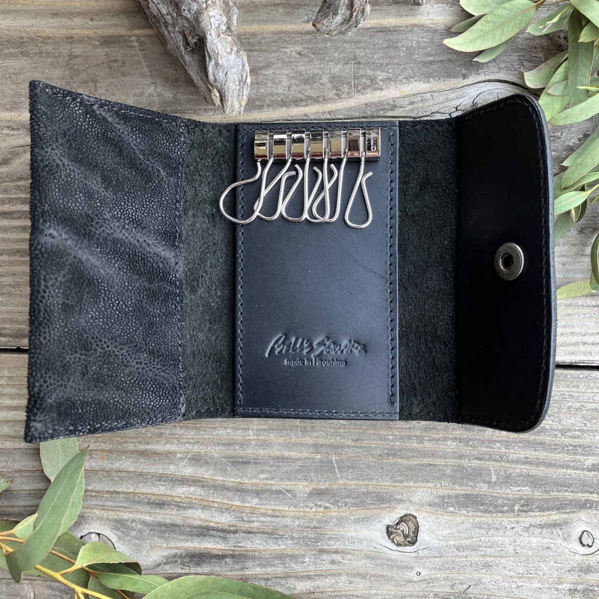 画像3: 【アウトレット最大30%OFF】希少な象革（エレファント）多機能６連キーケース｜漆黒のブラック｜カード・お札・スマートキー収納可 (3)