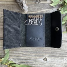 画像3: 【アウトレット最大30%OFF】希少な象革（エレファント）多機能６連キーケース｜漆黒のブラック｜カード・お札・スマートキー収納可 (3)