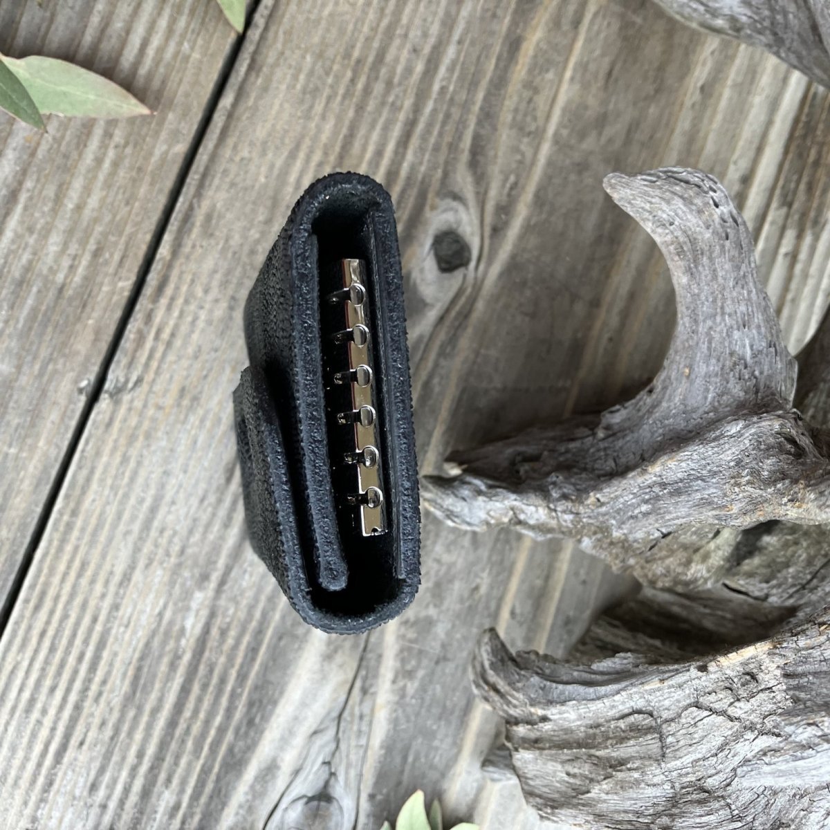 画像8: 【アウトレット最大30%OFF】希少な象革（エレファント）多機能６連キーケース｜漆黒のブラック｜カード・お札・スマートキー収納可 (8)