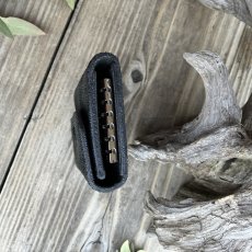 画像8: 【アウトレット最大30%OFF】希少な象革（エレファント）多機能６連キーケース｜漆黒のブラック｜カード・お札・スマートキー収納可 (8)