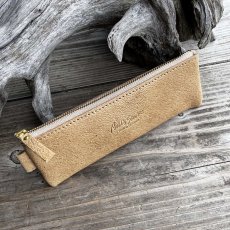 画像1: 【1点物・現品限り】広島ジビエレザー ツキノワグマ革 ぺったんこペンケース｜ストーンベージュ｜写真の現物をお届け (1)