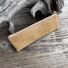 画像2: 【1点物・現品限り】広島ジビエレザー ツキノワグマ革 ぺったんこペンケース｜ストーンベージュ｜写真の現物をお届け (2)