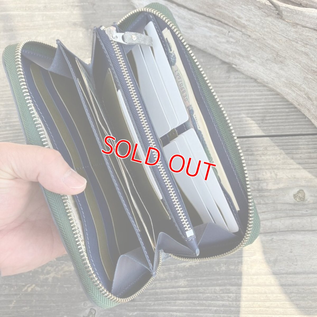 画像10: NEWタイプ　カードもお札も小銭も出し入れしやすく通帳も入るラウンドファスナー本革長財布 (10)