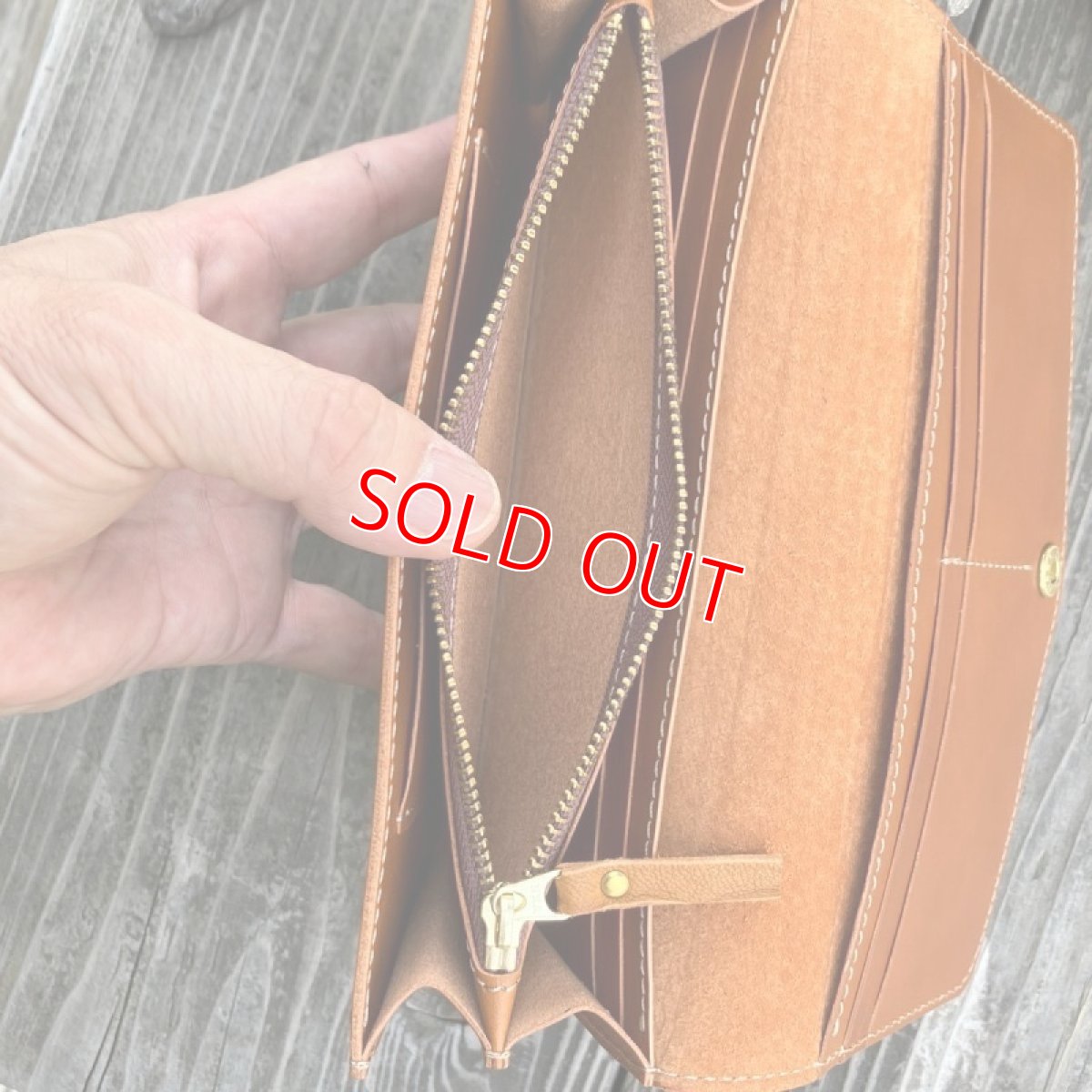 画像10: 【広島ジビエレザー】山から頂いた命を職人がつなぐ☆鹿革＆牛革フラップタイプ長財布　キャメルカラー (10)