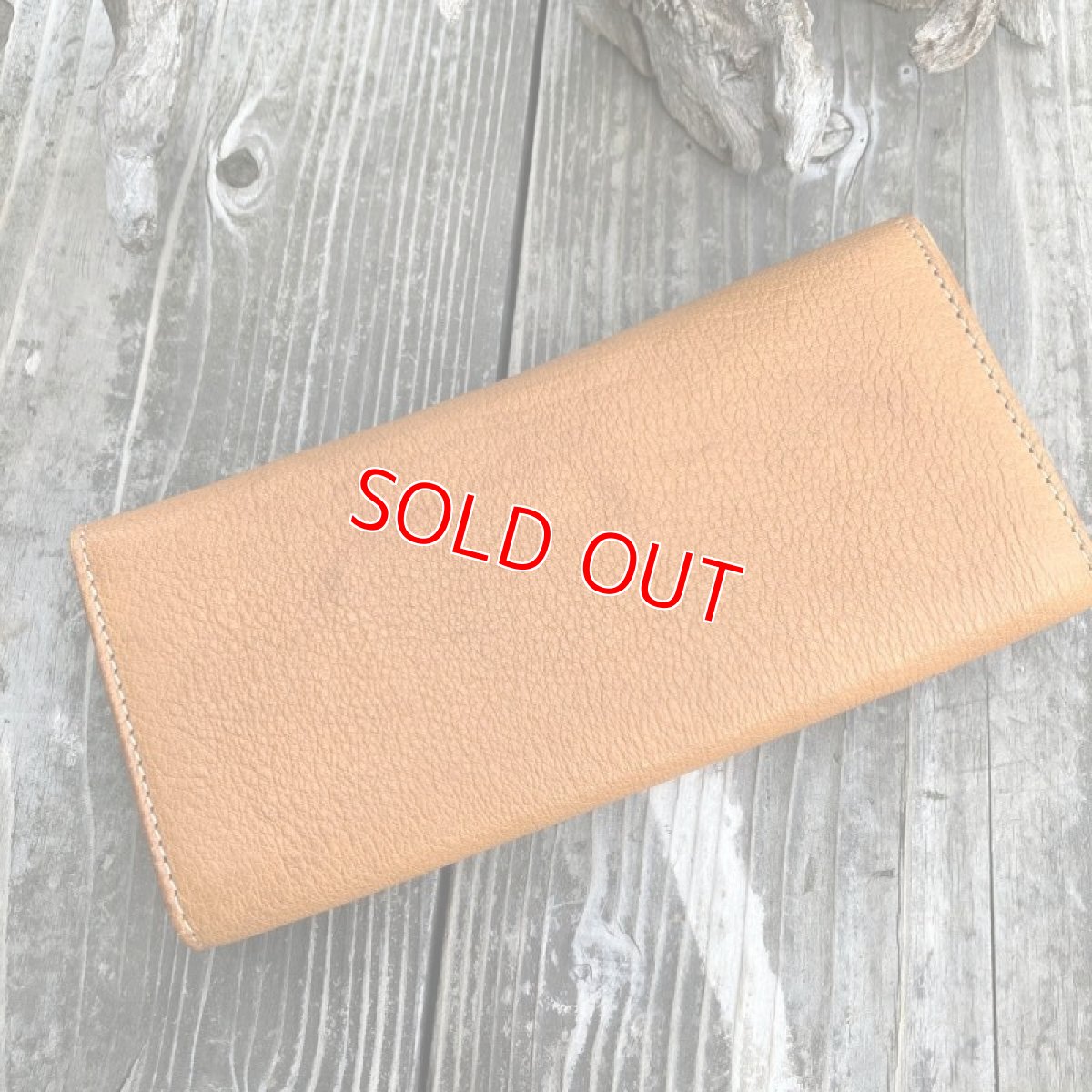 画像2: 【広島ジビエレザー】山から頂いた命を職人がつなぐ☆鹿革＆牛革フラップタイプ長財布　キャメルカラー (2)