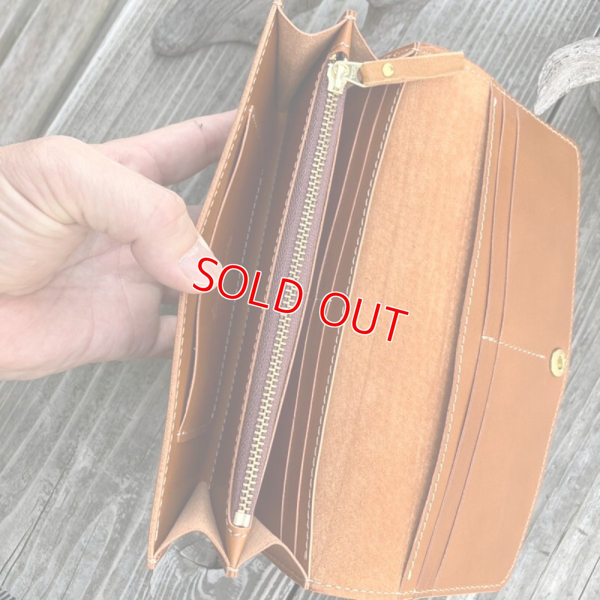 画像8: 【広島ジビエレザー】山から頂いた命を職人がつなぐ☆鹿革＆牛革フラップタイプ長財布　キャメルカラー (8)