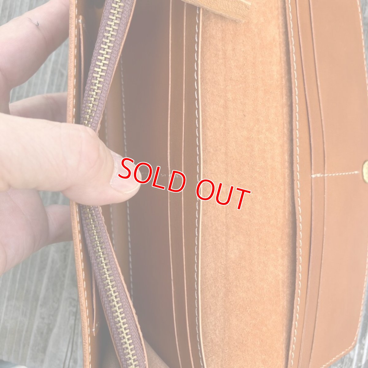 画像9: 【広島ジビエレザー】山から頂いた命を職人がつなぐ☆鹿革＆牛革フラップタイプ長財布　キャメルカラー (9)