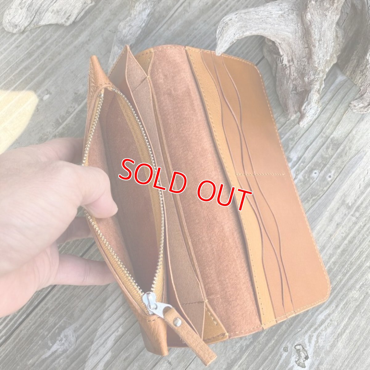 画像4: 【広島ジビエレザー】鹿革＆牛革スタンダード長財布★毎日使うのが楽しくなるさわり心地?　キャメル　 (4)