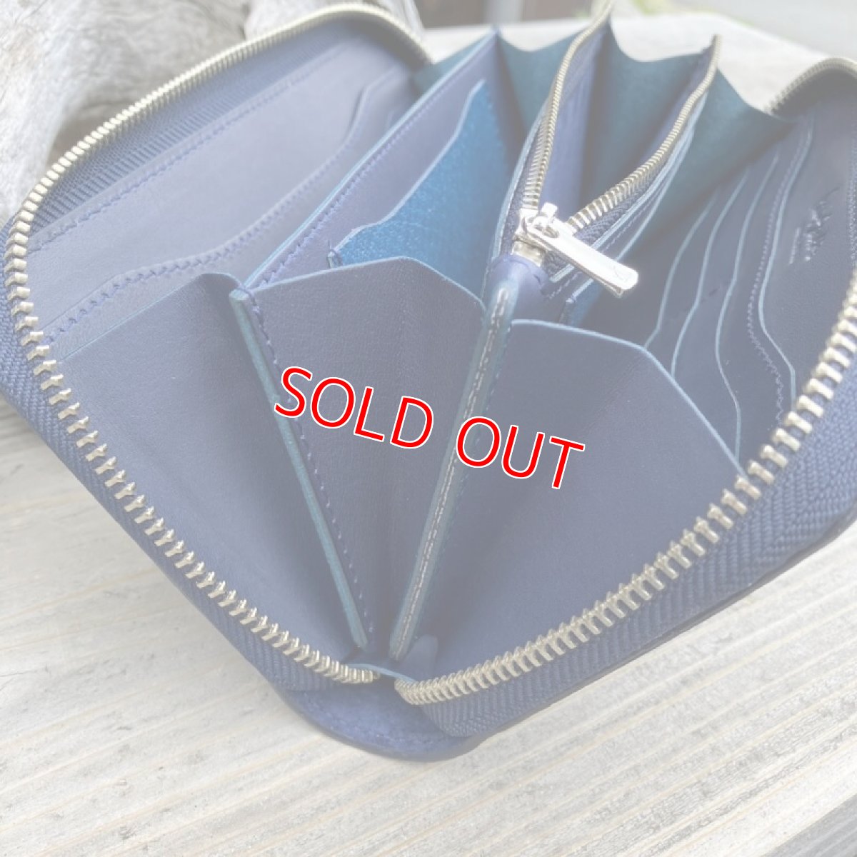 画像9: 【広島ジビエレザー】職人が作るお財布★インディゴ染め猪革&牛革ラウンド長財布 インディゴ&ネイビー (9)