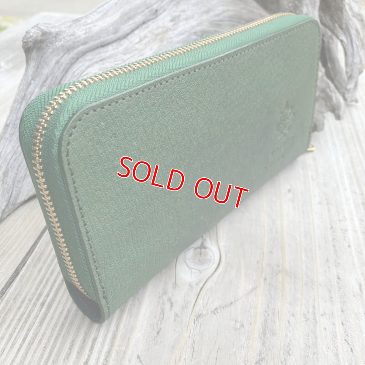 画像2: 【広島ジビエレザー】職人が作るお財布★インディゴ染め猪革&牛革ラウンド長財布 プレミアムグリーン (2)