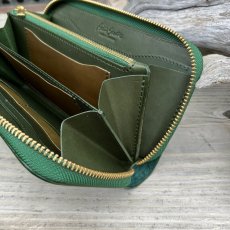 画像7: 【広島ジビエレザー】職人が作るお財布★インディゴ染め猪革＆牛革ラウンド長財布　プレミアムグリーン (7)