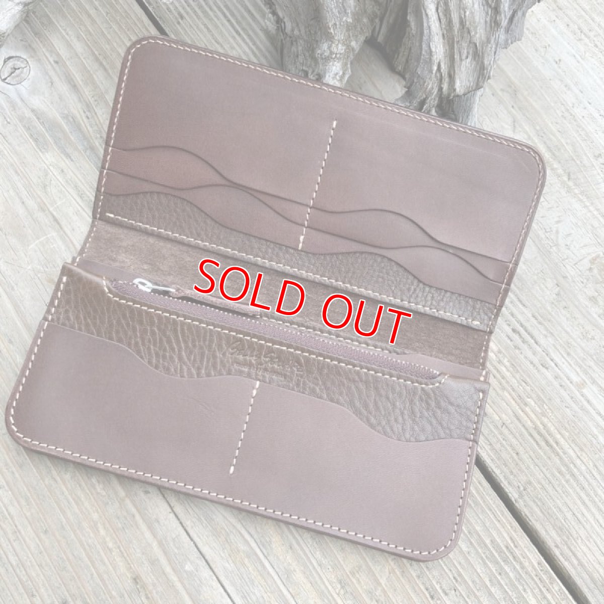 画像5: 【広島ジビエレザー】鹿革＆牛革スタンダード長財布★毎日使うのが楽しくなるさわり心地?　羊羹色 (5)