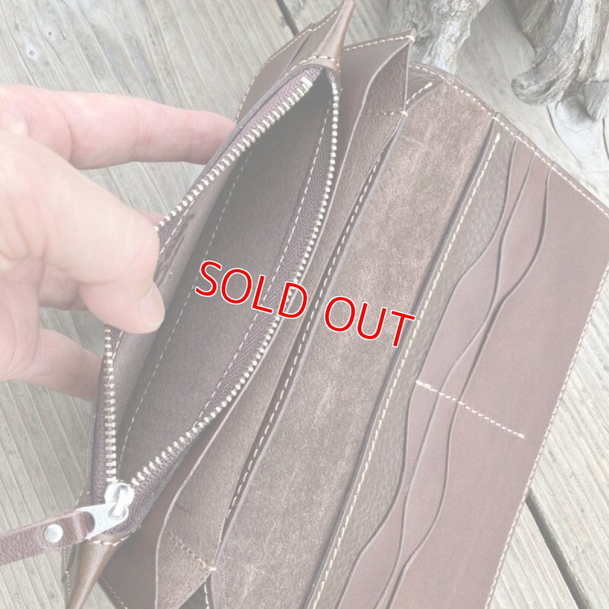 画像6: 【広島ジビエレザー】鹿革＆牛革スタンダード長財布★毎日使うのが楽しくなるさわり心地?　羊羹色 (6)