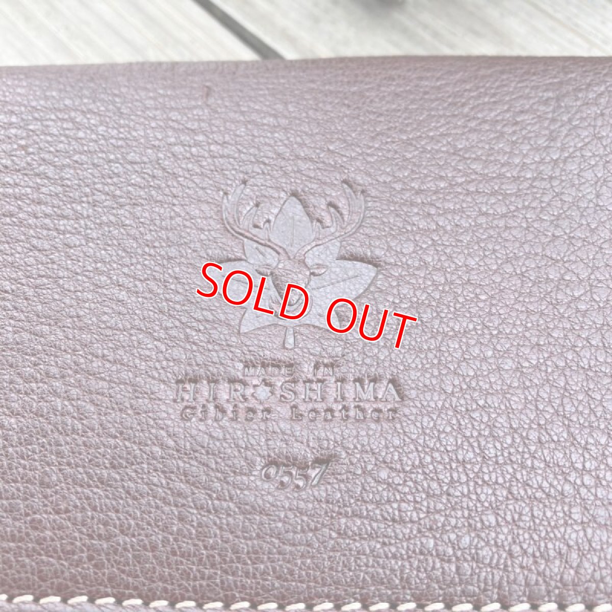 画像10: 【広島ジビエレザー】鹿革＆牛革スタンダード長財布★毎日使うのが楽しくなるさわり心地?　羊羹色 (10)