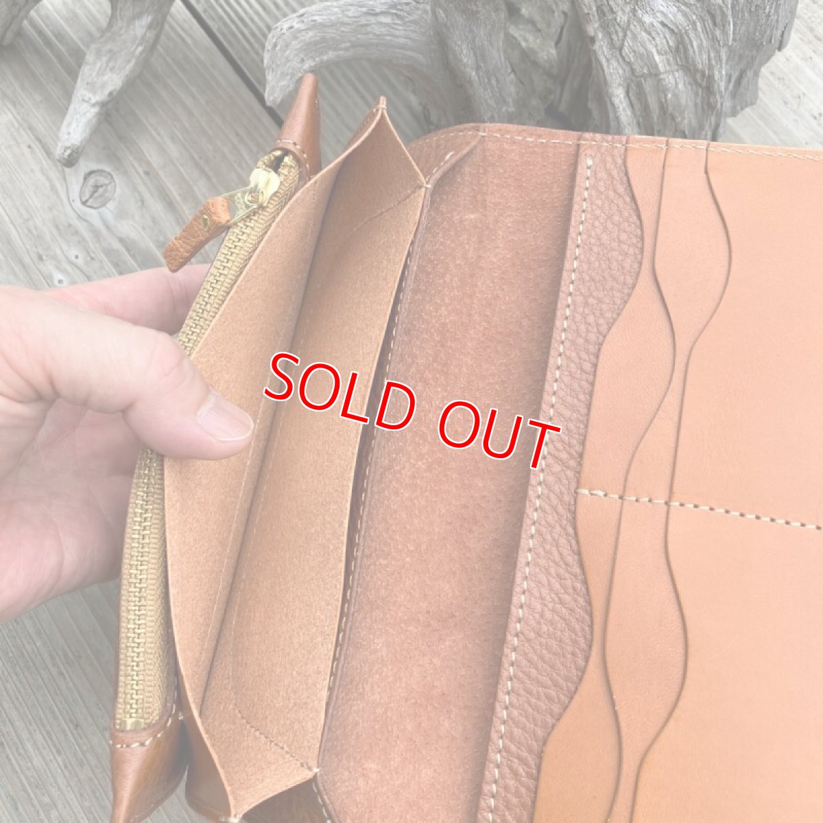 画像10: 【広島ジビエレザー】猪革＆牛革スタンダード長財布★戦闘傷が荒々しい自然を感じさせる　ヴィンテージキャメル　 (10)