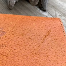 画像7: 【広島ジビエレザー】猪革＆牛革スタンダード長財布★戦闘傷が荒々しい自然を感じさせる　ヴィンテージキャメル　 (7)