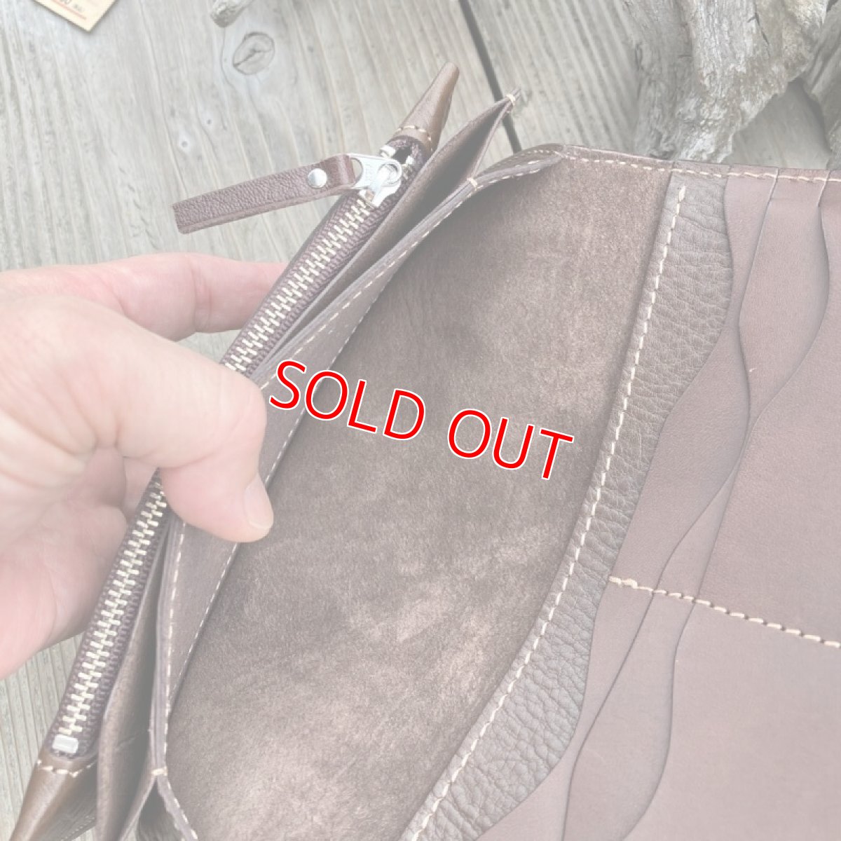 画像8: 【広島ジビエレザー】鹿革＆牛革スタンダード長財布★毎日使うのが楽しくなるさわり心地?　羊羹色 (8)