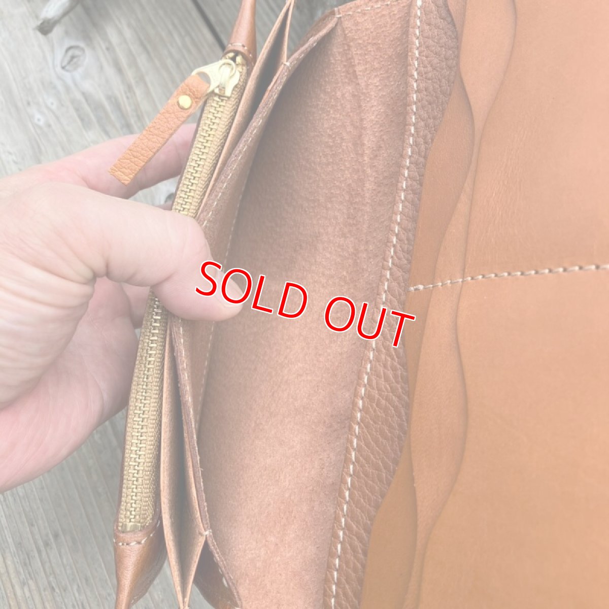 画像11: 【広島ジビエレザー】猪革＆牛革スタンダード長財布★戦闘傷が荒々しい自然を感じさせる　ヴィンテージキャメル　 (11)