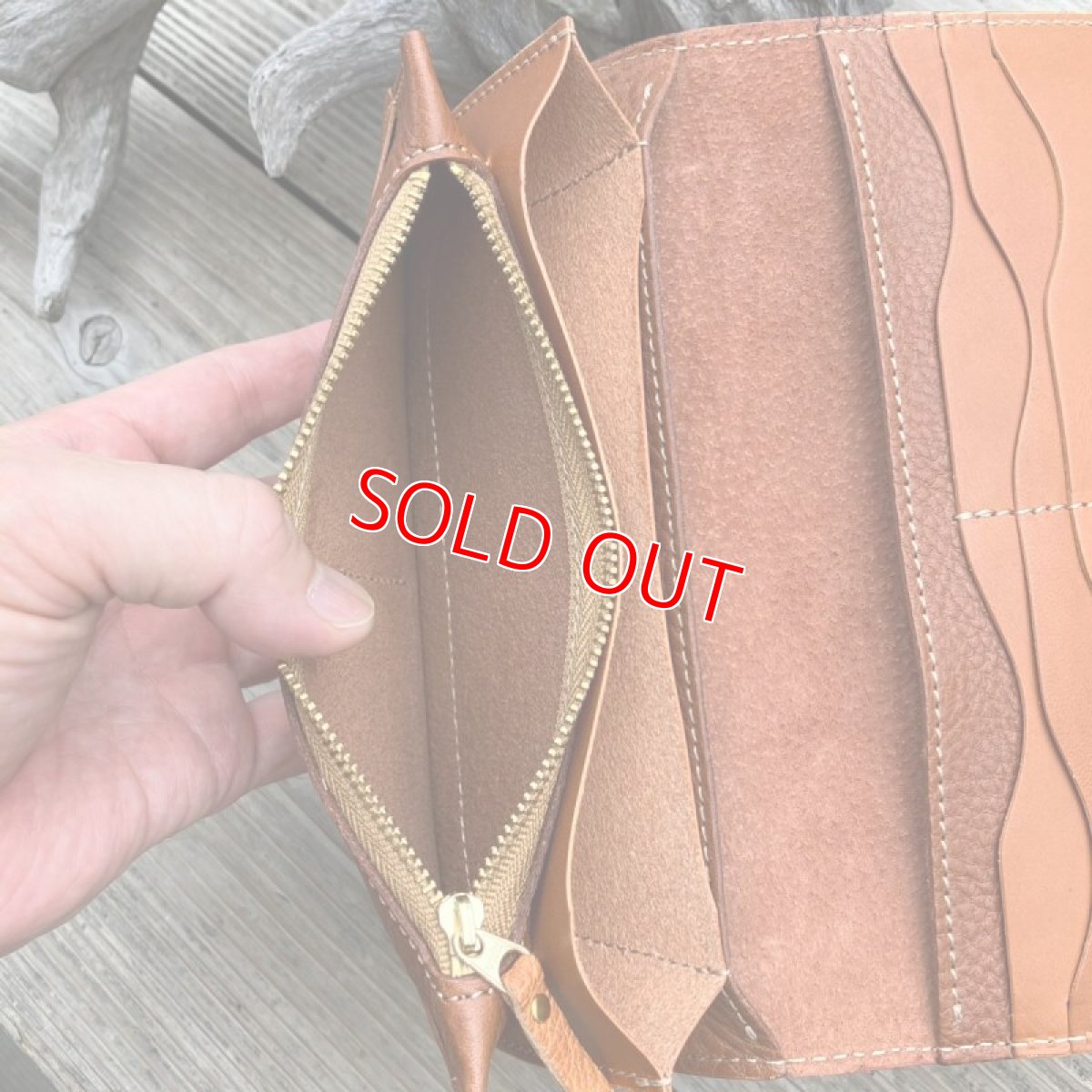 画像9: 【広島ジビエレザー】猪革＆牛革スタンダード長財布★戦闘傷が荒々しい自然を感じさせる　ヴィンテージキャメル　 (9)