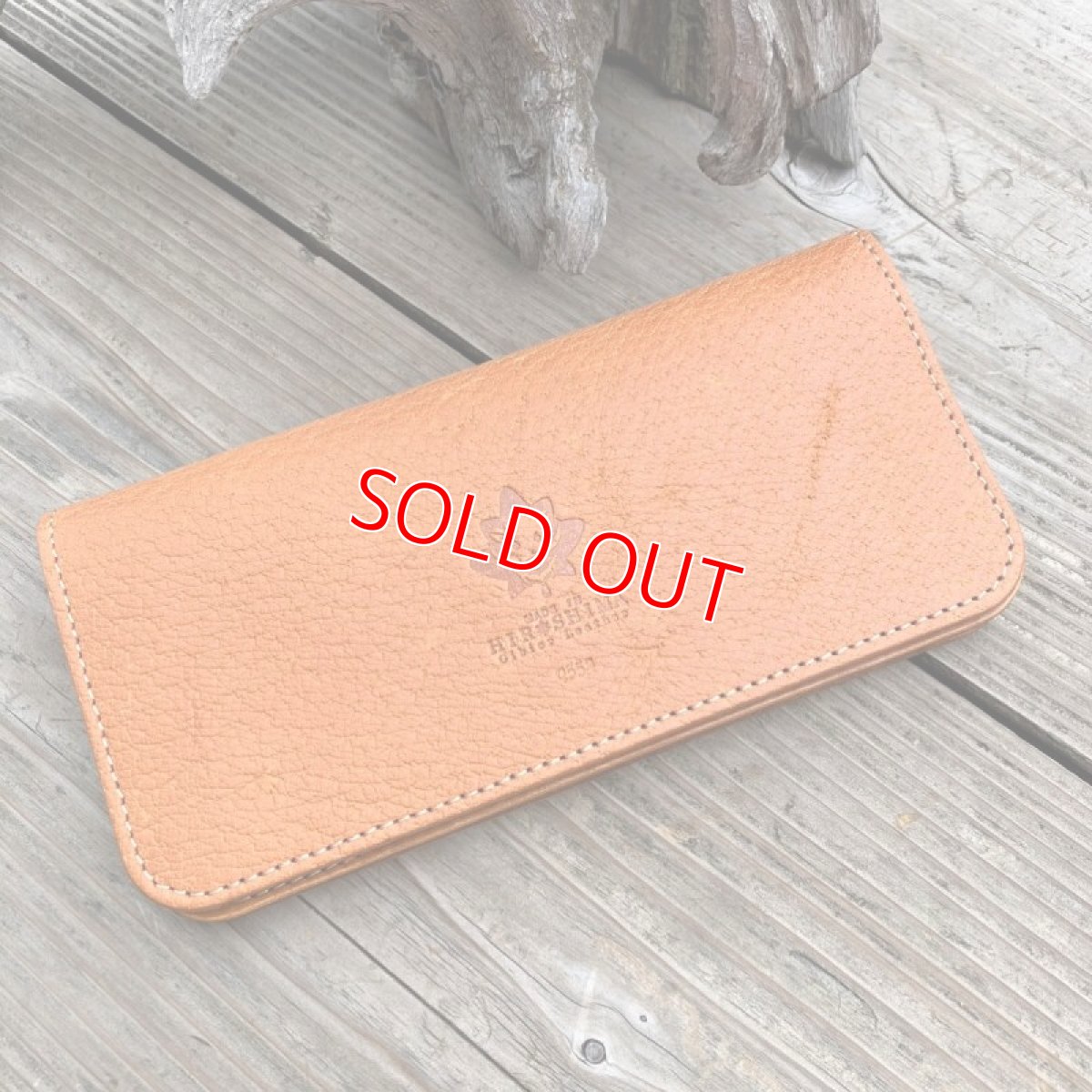 画像2: 【広島ジビエレザー】猪革＆牛革スタンダード長財布★戦闘傷が荒々しい自然を感じさせる　ヴィンテージキャメル　 (2)