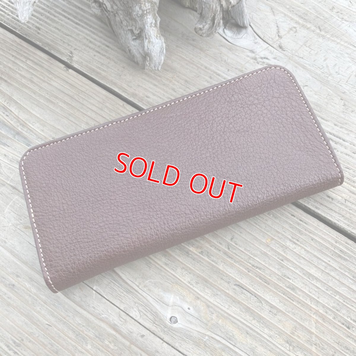 画像4: 【広島ジビエレザー】鹿革＆牛革スタンダード長財布★毎日使うのが楽しくなるさわり心地?　羊羹色 (4)